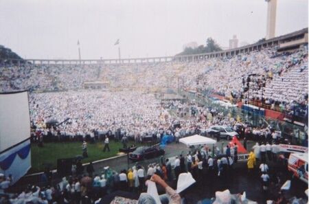 Cerca de 60.000 pessoas esperavam ansiosamente a sua chegada do Presidente Hinckley.
Jouber  Calixto
05 Mar 2004