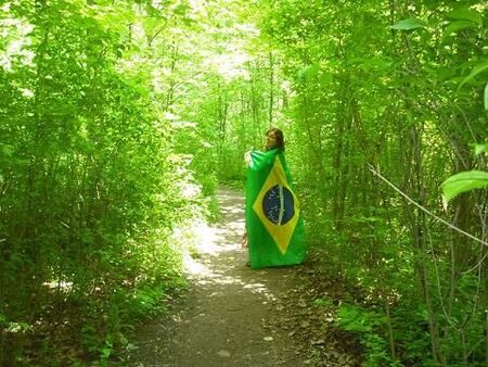 Conhecer o Bosque Sagrado foi maravilhoso!! E é claro  eu tinha que levar a bandeira do Brasil comigo!! 'Sou Brasileira com muito Orgulho com Muito AmOR' =]
Isis  Avila
30 Jul 2009
