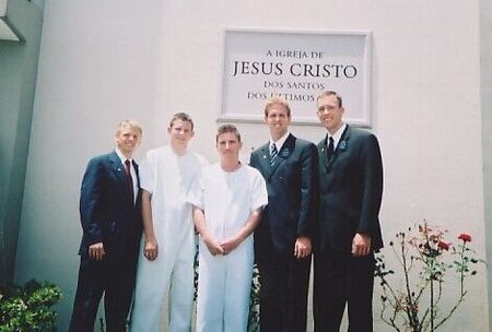 Início de 2004 - Da esquerda pra direita: Élder Winsor, Élder M. Young, Leonardo, Élder Taylor e Élder Young no batismo do Leornardo.
Jouber Santos
26 Mar 2004