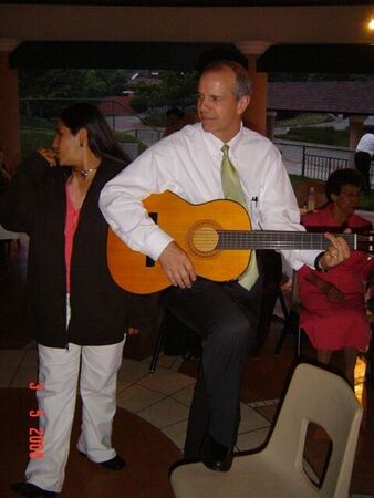 Recuerdan cuando el presidente Claybaugh tocaba la guitarra para la navidad.
Jeiny Carlily Pérez De Enriquez
06 May 2008