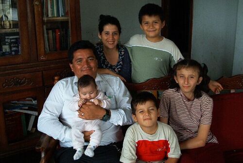 Esta es una foto de la familia Solorzano que viven en El carmen.  Ahora Audis es el Obisbo
Dallin  Wood
08 Sep 2002