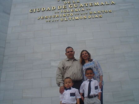 ESTAMOS CON MI FAMILIA EN EL TEMPLO.
JUAN GABRIEL  ALVAREZ
26 Feb 2008