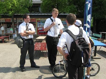 準備の日にラスマーセン長老、ライトル長老、ホブソン長老、シュミト長老と大阪城に行きました。
junjun
31 May 2009