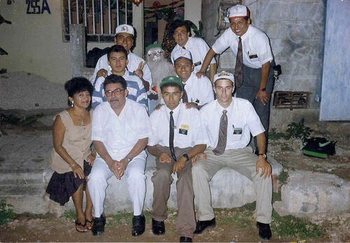 CON EL VIEJO ALGUNOS ELDERES DE LA ZONA MERIDA MEXICO DIC 1994
RUBEN  COLIN VALENCIA
30 Jul 2009