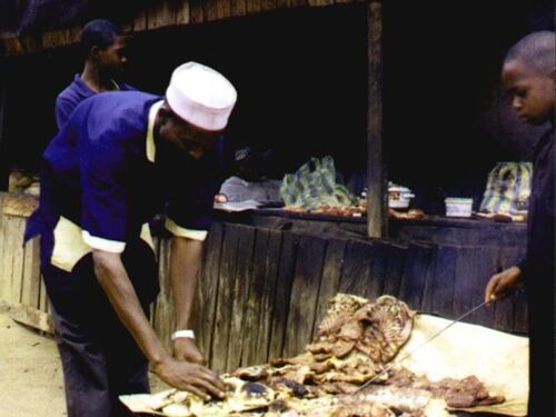 Preparing Suja and Massa, the local snacks
Andrew U. Ikponmwonba
21 Aug 2002