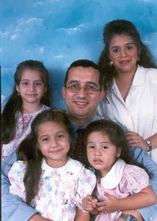 Con mi esposa Jenny (tambien retornada de la MPT) y mis hijas Fiorella, Gianella y Danella.
Luis Alfonso ESQUIVEL
12 Aug 2005