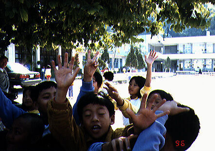 This is what happens when a bunch of school kids see a couple of foreigners at their school.
Chad 孫耀威 Snelson
22 Jun 2003
