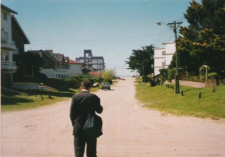 Elder Marshall Ray camina hacia la playa en Villa Gesell (2000).
Marshall Jason Ray
05 Oct 2005