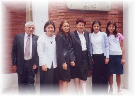 en la foto se encuentran: lorena, vanesa, elisabeth, leonela y los padres, isabel y antonio, escriban amigos!!!!
Lorena Rodriguez
15 Dec 2003