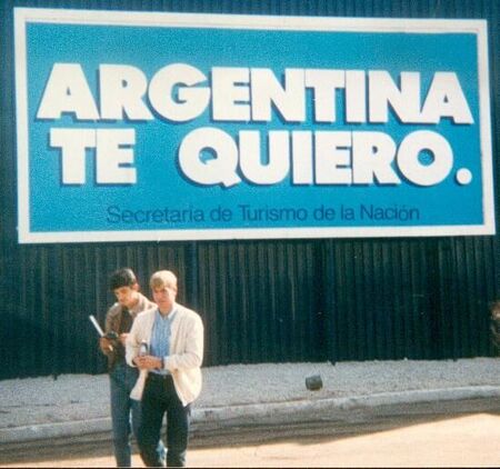 Panel publicitario, con el que me siento plenamente identificada ¡ARGENTINA, TE QUIERO! Abajo, mi querido amigo hasta el dia de hoy, Steven Stapp
Rury Ana Carrera
27 Feb 2004