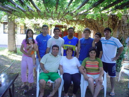 aca estamos en el cumpleaños de mia buela con mis padres y hermanos en el campo de mi tio
jonatan joel buron
15 Mar 2006