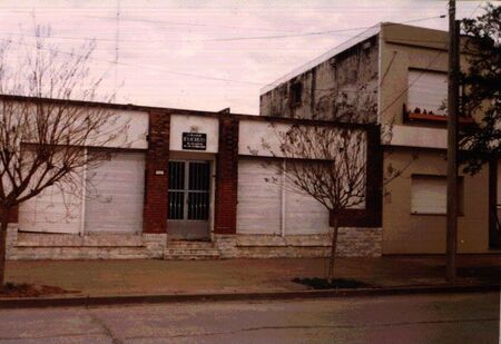 Esta local alquilado de la calle Carballeira 316 en Rufino, Santa Fe, sirvió como capilla durante el tiempo en que estuve allí. La foto fue tomada en 2000  poco después, se cerró la rama y el local se desocupó.
Mauro Andrés Rosell
14 Aug 2007