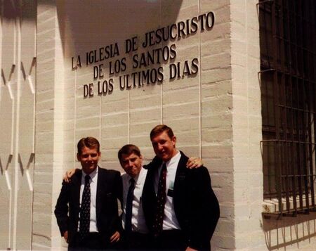 Ahora, los Elderes Beard, Rosell y Whitaker, frente a la capilla del Barrio Costanera, Estaca Santa Fe. Octubre de 2000.
Mauro Andrés Rosell
28 Mar 2008