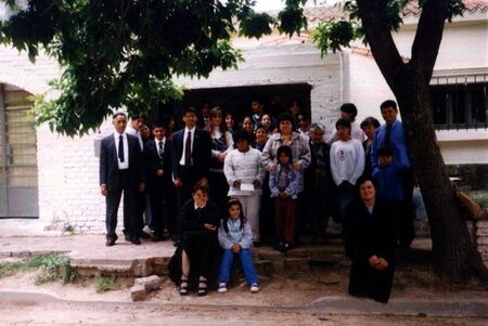 El Elder MacKay, con miembros de la Rama Ricón, estaca Santa Fe, luego del bautismo de Erica Ortiz.  La foto está tomada frente a la antigua capilla de la Rama, una casona alquilada. 15 de octubre de 2000.
Mauro Andrés Rosell
28 Mar 2008