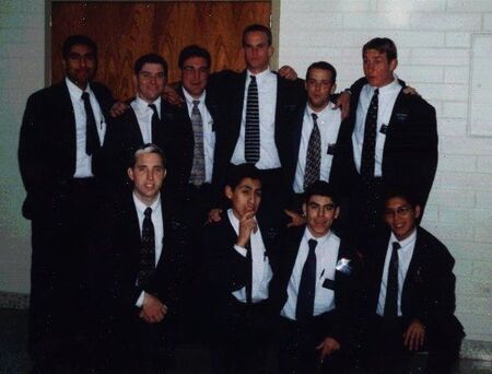 Arriba: E. Urquiza, E. Rosell, E. Yaksich, E. Snow, E. Pearson y E. Whitaker.  Abajo: E. Lambert, E. Solanilla, E. Carballo y E. Calfu.  Zona Venado Tuerto, Julio de 2000
Mauro Andrés Rosell
01 Apr 2008