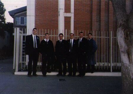 Los Elderes del distrito Carcaraña, Zona Rosario Oeste. De izq. a der. : E. Comstock, E. Pulver, E. Meyer, E. Russell, E. Stewart y E. Rosell.  Frente a la capilla del Barrio Carcaraña, agosto de 1999.
Mauro Andrés Rosell
08 Apr 2008