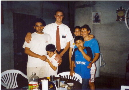 Esta es la familia Sequeira que vive en Manantial, Tucuman. Eran los ultimos bautismos de mi mision y son buenisimos.  Sacamos la foto el dia antes de que saliera yo de Argentina.
Adam  Carpenter
02 Mar 2005