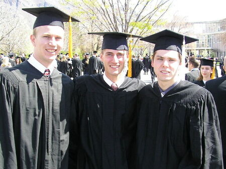 Aqui estamos para graduarnos de BYU (de la izquierda a la derecha): E. Dustin Bruce, E. Jordan Horrocks, E. James Burkart
Jordan Berke Horrocks
25 Apr 2005