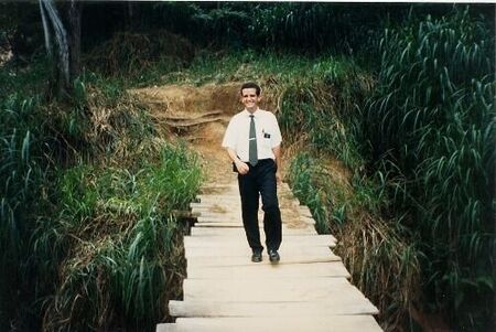 Elder Fernandes atravessando córrego em Ipatinga
José Gledestone Soares Fernandes
01 May 2002