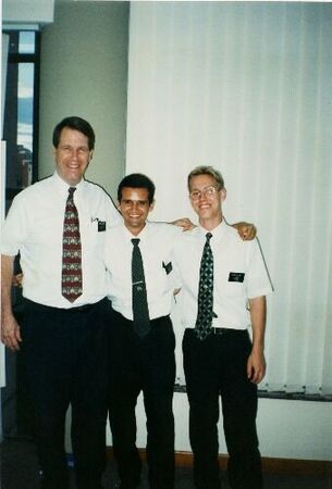 Presidente Burgess, Elder Fernandes e Elder Jeter
José Gledestone Soares Fernandes
01 May 2002