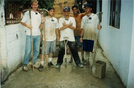 Elder Pew, Elder Whitney, Elder Fernandes e Elder Knighton em projeto de serviço
José Gledestone Soares Fernandes
01 May 2002