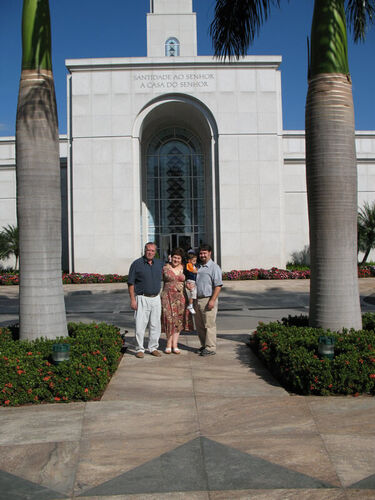 Na frente do Templo de Campinas com Pedro, Julieta e Nicholas.
Josh Wheeler
21 May 2007