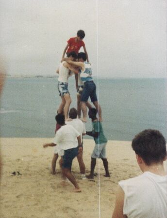 Esta foi uma pirâmide que montamos numa atividade da zona natal nas dunas de genipabú.
Luis Eduardo de  Athayde Vieira
21 May 2005