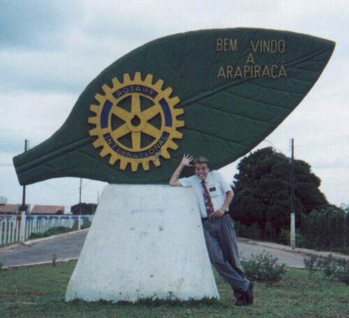 Here's the welcome sign into Arapiraca, Alagoas.  Can you guess what kind of leaf that is?
Matt  Jenson
31 May 2003