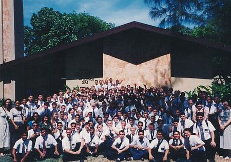 Apóstolo Elder Tom Perry no centro em 1998.
Odair José Ferreira  Viana
17 Sep 2003