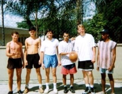 Elder Nielsen jogando basquete con membros da igreja no dia de preparacao.
Lyle Richard Nielsen
10 Nov 2003