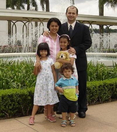 Foto de minha familia tirada em fevereiro no Templo de Sao Paulo
Julia  Sadoyama
14 Aug 2005