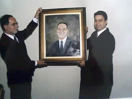 These are the Mayor in my city and I on his first day at the government when I delivered his portrait.
Claudemir M. Bonfim
22 Sep 2005