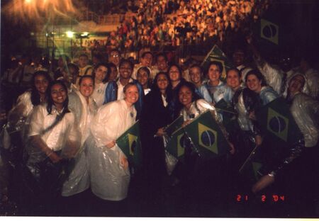 Sisteres da Missão Interlagos na chuva no Estádio do Pacaembu após o fim da Festa de Celebração da Rededicação do Templo de São Paulo
PAULINEI DE JESUS
23 Apr 2004