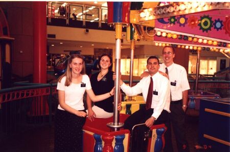 Sisteres e Elderes no Shopping Market Place em Dia de Preparação.
PAULINEI DE JESUS
27 Jun 2004