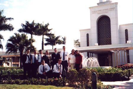 Sisteres e Elderes da Zona Santo Amaro no Templo de São Paulo
PAULINEI DE JESUS
15 Aug 2004