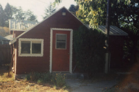 The coolest appartment in the mission... located in the back of Mills Nursery in El Sobrante
Dan  Wilson
28 May 2000