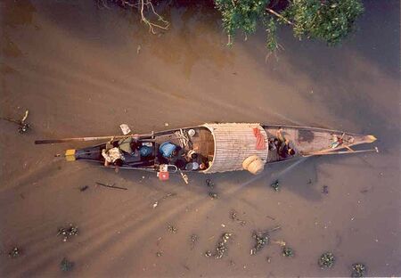 I took this picture on the bridge between Phonm Penh and Da Khmao.
Klint Arley Johnson
14 Jan 2004