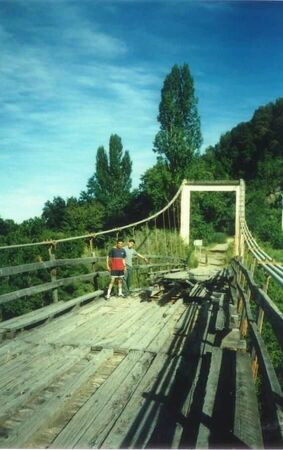 Un borraco fumando tiro el cigarillo al puente de las afueras de Santa Barbara haciendo un hoyo de atracion turistica. Con Elder Cortez
Alejandro  Cifuentes
18 Jul 2006