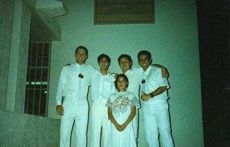 Cuatro misioneros en esta foto, Èlderes Jarvis y Ahumada bautizando a los Élderes Alegría y Fernando.

Ademas también está la Daniela
Luis Agustín Ahumada
21 Nov 2007