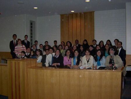 Este es el coro donde estoy cantando, son todos Jóvenes SUD y cantamos especialmente en actividades de la obra misional, para los investigadores y en actividades del área.
Laura Andrea Repetto
12 Dec 2005