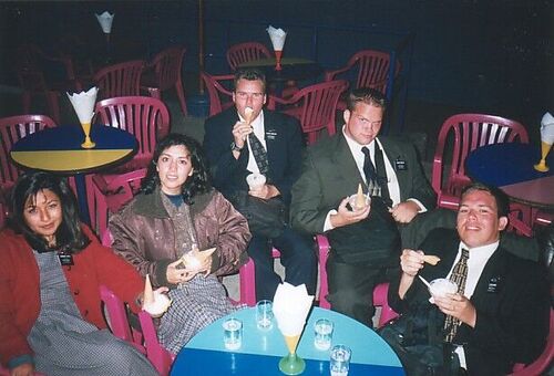 Hna. Garcia, Hna. Cifuentes, Elder Wheeler, Elder Barton y Elder Mercado disfrutando de un helado en Bravissimo.
Gonzalo  Mercado
15 Aug 2002