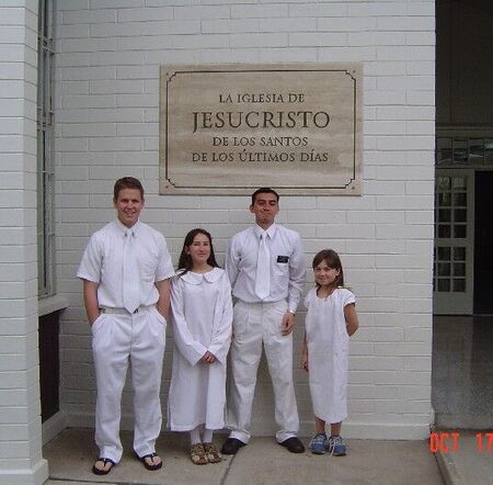 Maria Paz y Viviana Fuentes junto a Elder Wall y Elder martinez
Robinson Aguilar
21 Nov 2004