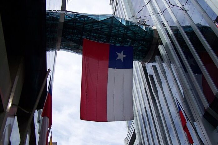 18 de septiembre de 2010 - Downtown Santiago - Flag on sky bridge.
Gary V. Davis
02 Oct 2010