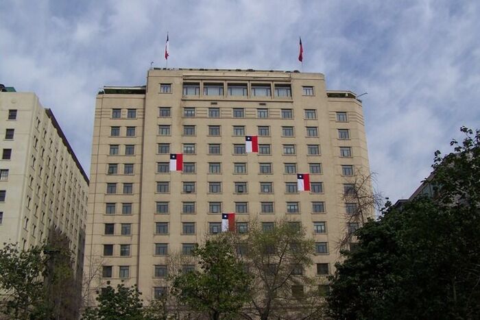 18 de septiembre de 2010 - flagged draped government buildings near La Moneda.
Gary V. Davis
06 Oct 2010