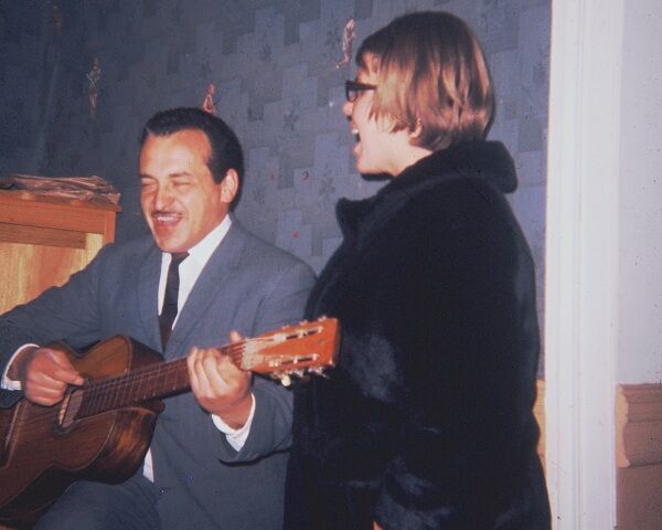 Branch President (Del Gaiso) with sister missionary in San Fernando - 1969
Mark Richard Nordgren
29 Mar 2011