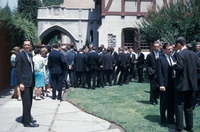 This is a photo of the driveway of the building which served as the Providencia Branch and the Chilean Mission offices in the 1960's.

This photo was taken the day of the Presidency change of the Chilean Mission; the end of the Palmer Presidency and the beginning of the Beecroft Presidency.

I have many, many photos (slides which are all now digitized in high resolution) taken during the period from March, 1962 to September 1964.

Make an inquiry to me of a particular branch, location, or activity (such as the Valpo District member and missionary paseo a Placilla on the 18 de Septiembre, 1962) and I will be happy to send any and all that are of interest to you.

Chao, de Milt Jensen
Andrew Milton Jensen
09 Feb 2013