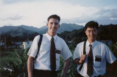 Elder Hawthorn and Elder Liao tracting out in the new territories until dark. It was a good thing some members lived nearby or we would have gone home hungry.
Domingos  Liao
05 Nov 2003