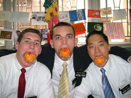 (Left to right)
Elder Anderson,Taylor and Chen
HioCheng , Jessica Lao
23 Mar 2004