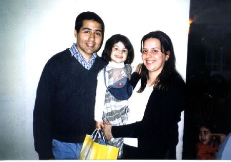 Aqui estamos mi esposa , mi hija Florencia y yo en el tercer cumpleaños de la chiquitina!!!!
Gustavo Enrique Cortez
06 Nov 2003