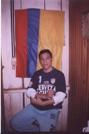 Acá estoy con la camiseta de Junior, y la bandera de Colombia de fondo ¡Aguante Colombia!
Gabriel Hernán  Rodríguez
10 Feb 2004